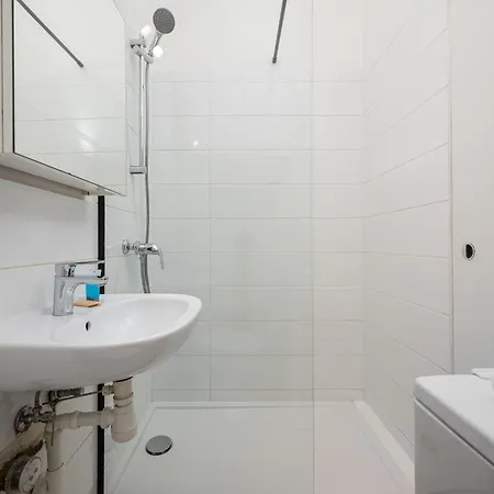 Saska Kepa Lavish By Bookinghost