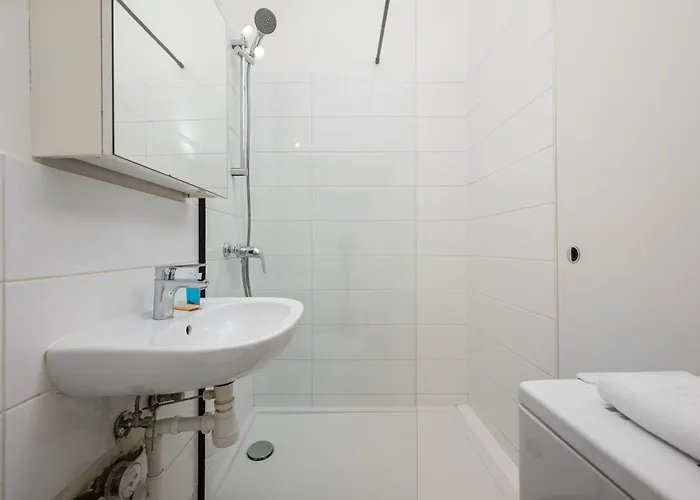 Saska Kepa Lavish By Bookinghost